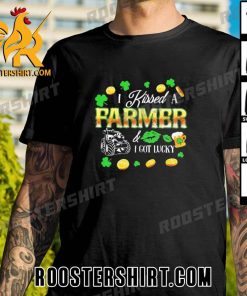 Premium Kissed A Farmer Got Lucky – Funny St Patrick’s Day Farmer Unisex T-Shirt